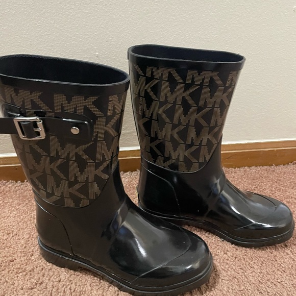 This is a beautiful slightly used authentic Michael Korse brand - Picture 2 of 4